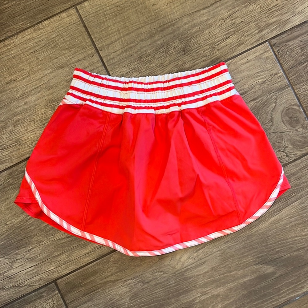 Lululemon Run: Track Attack Skirt
Love Red / Twin Stripe Love Red - size 2